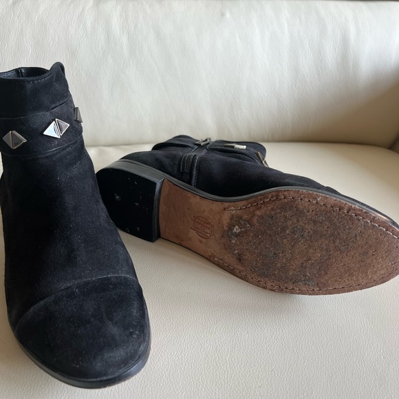 House of Harlow Black Suede Low Ankle Boot Size 7 - Picture 3 of 6